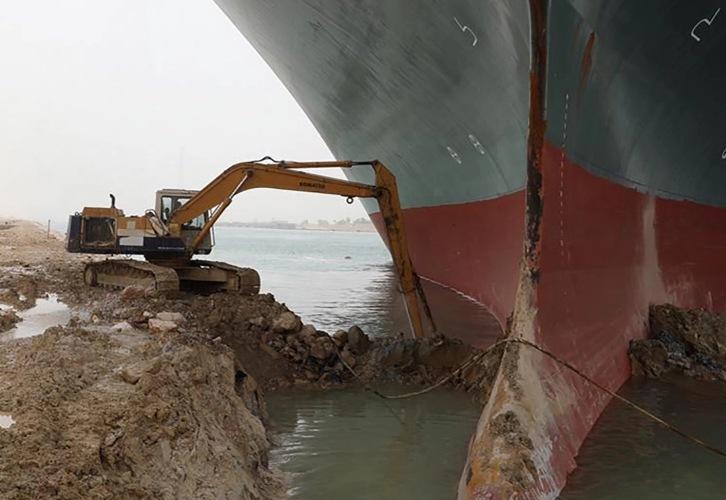 Excavadora con barco gigante